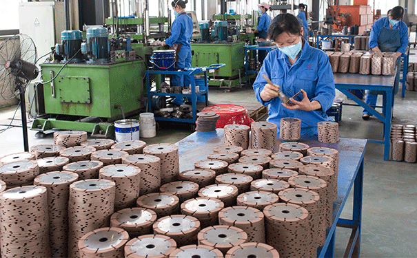 燒結(jié)金剛石鋸片使用過(guò)程中注意事項(xiàng) 燒結(jié)金剛石鋸片使用過(guò)程中注意事項(xiàng)