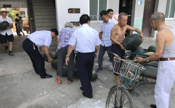 炎炎夏日，為福利院老人送清涼