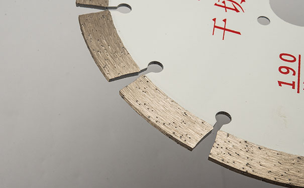 大理石鋸片在切割過(guò)程中搖擺是怎么回事呢？