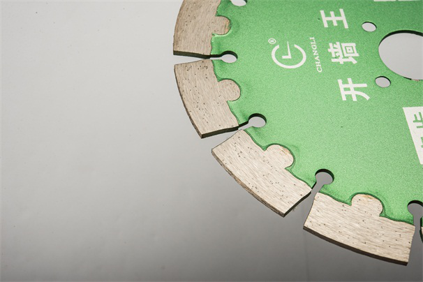 墻槽切割片在鋸切時(shí)會(huì)出現(xiàn)哪些磨損現(xiàn)象呢？