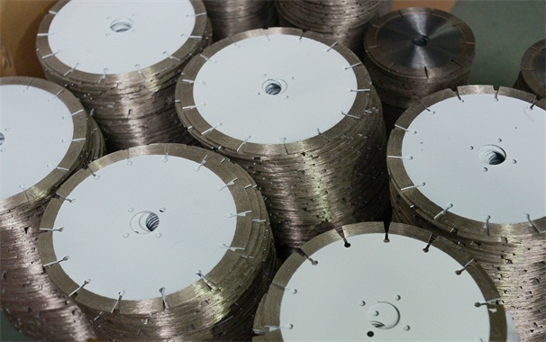 針對板材質量的提高，石材切割鋸片鋸機可以做好哪些工作呢？